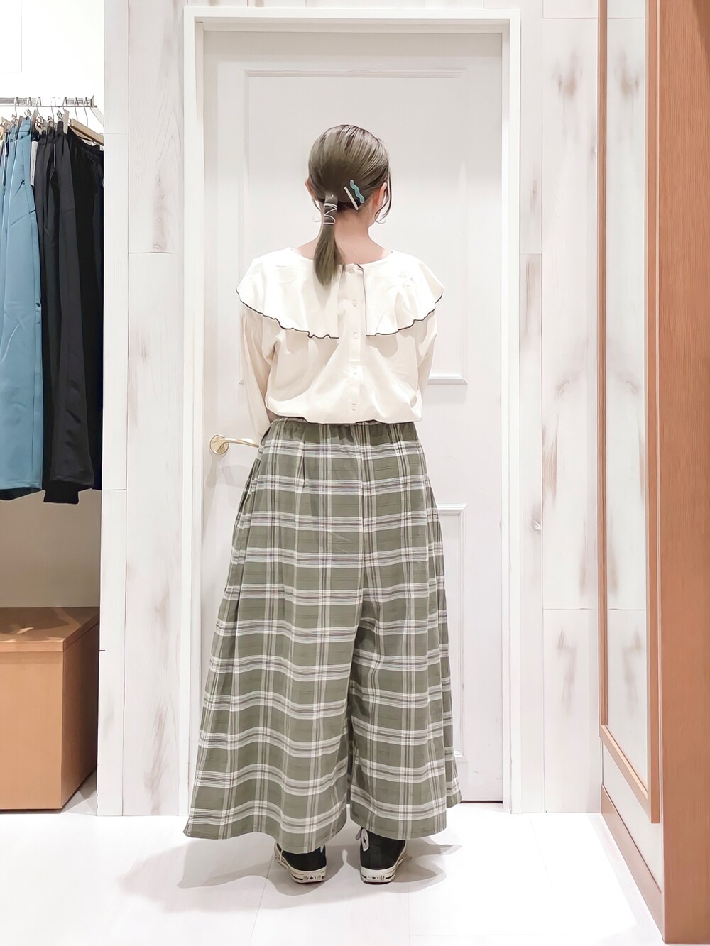 「ビックカラー、襟付きトップス、ボリューム袖、フリル、チェックパンツ、パンツスタイル、ハカマパンツ、スニーカー、コンバース、カジュアルコーデ、ナチュラル、秋服準備はじめました、楽チンコーデ、サマンサ モスモス(Samansa Mos2)、SM2」｜「Samansa Mos2の前後着ビッグカラーカットソー（Tシャツ/カットソー、グレー系）」を使った、ハタケヤマさん（レディース・163cm）の秋コーディネートの2枚目の写真