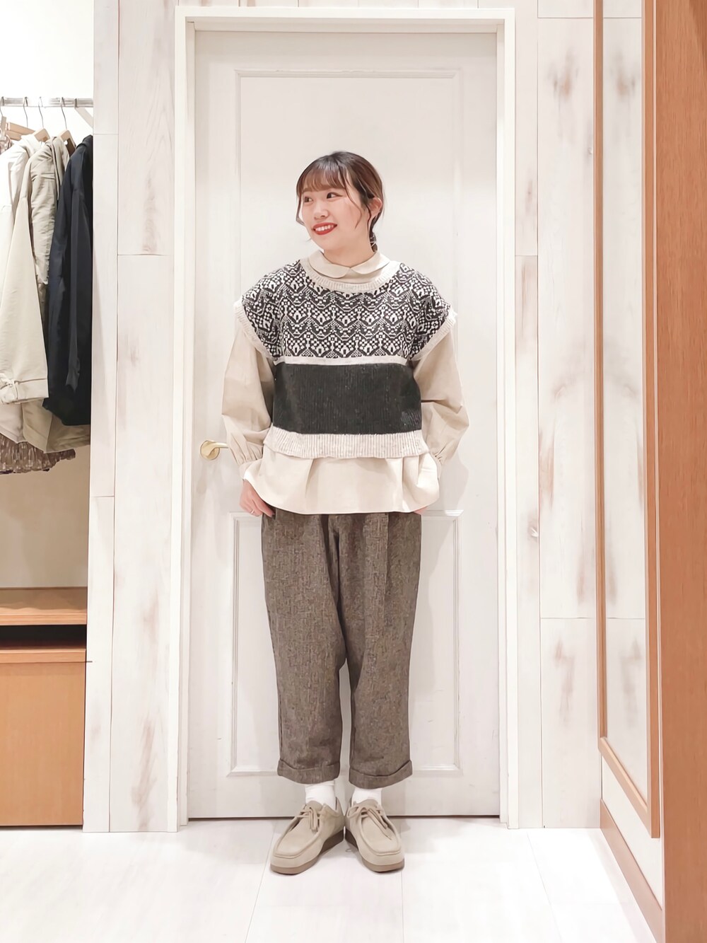 「ニット、ベスト、ジャガード、配色、丸襟、ブラウス、綿麻、タックパンツ、パンツスタイル、モカシン、レイヤードスタイル、カジュアル、ナチュラル、サマンサ モスモス(Samansa Mos2)、SM2」｜「Samansa Mos2のジャカード配色前後着ベスト（ベスト、グレー系）」を使った、ハタケヤマさん（レディース・163cm）の冬コーディネートの3枚目の写真