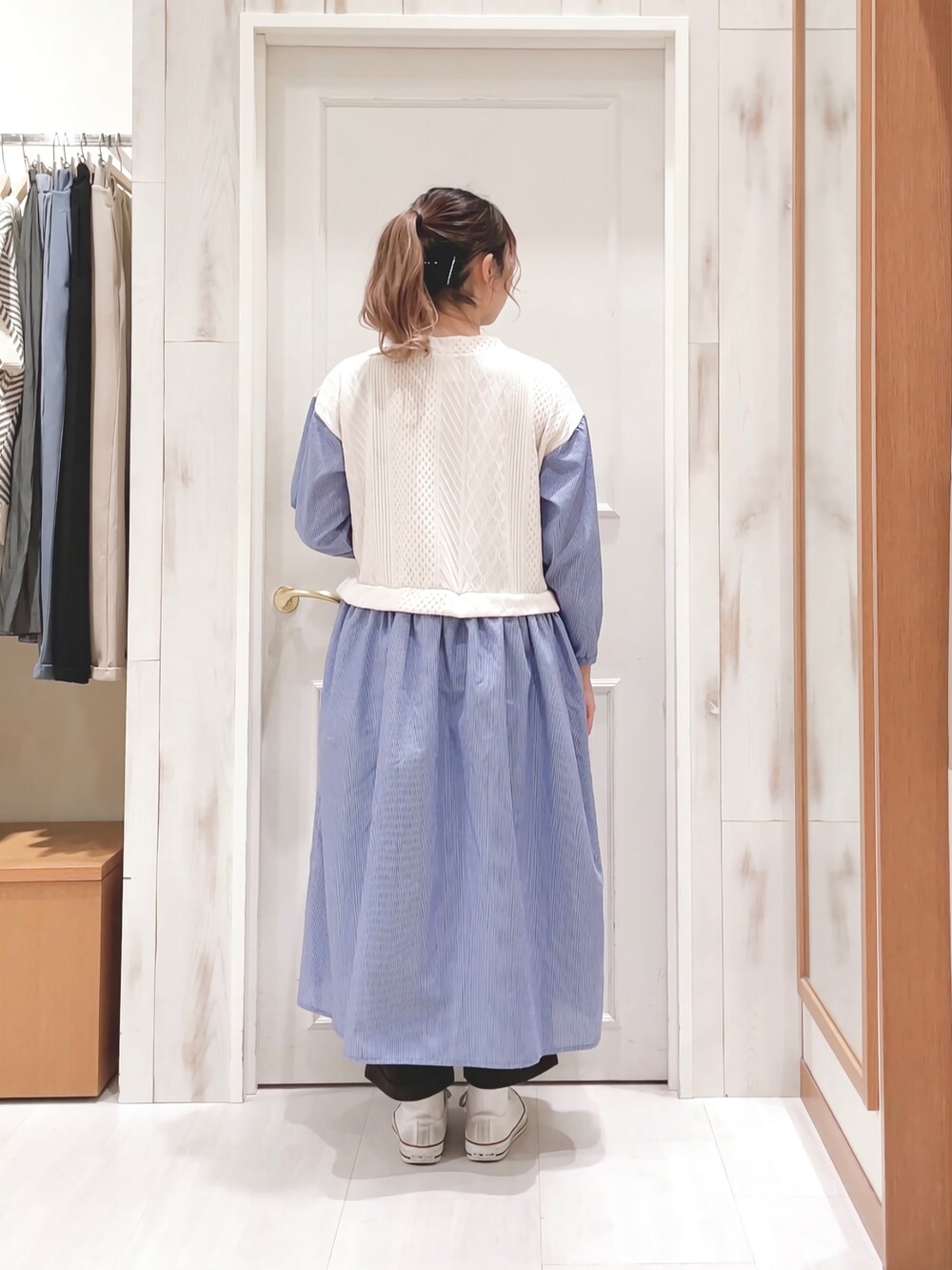 「ドッキングワンピ、ワンピース、シャツワンピ、ケーブル編み、レイヤードスタイル、ベスト、パンツスタイル、タックパンツ、スニーカー、春コーデ、カジュアル、ナチュラル、ラクチンコーデ、サマンサ モスモス(Samansa Mos2)、SM2」｜「Samansa Mos2のケーブル柄ジャカードドッキングワンピース（ワンピース、ホワイト系）」を使った、ハタケヤマさん（レディース・163cm）の冬コーディネートの3枚目の写真
