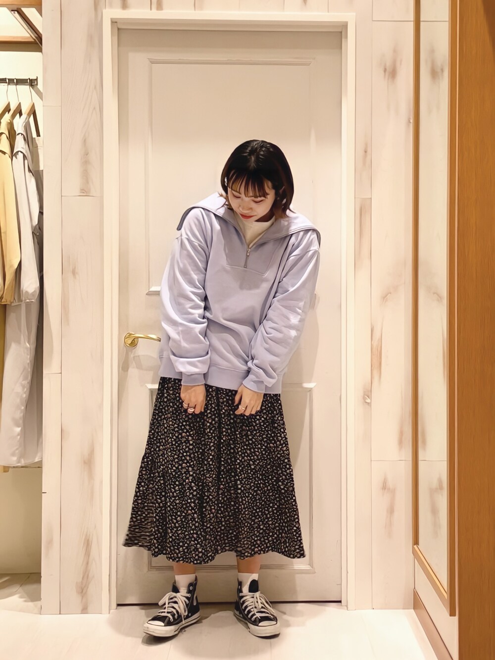 「ハーフジップ、スウェット、花柄、花柄スカート、ティアードスカート、スウェット×スカート、スニーカー、コンバース、コンバース ハイカット、ハイカットスニーカー、スカート×スニーカー、春コーデ、Samansa Mos2、Samansa Mos2 blue、SM2」｜「Samansa Mos2の花柄アシメティアードスカート（スカート、ブラック系）」を使った、ハタケヤマさん（レディース・163cm）の冬コーディネートの3枚目の写真
