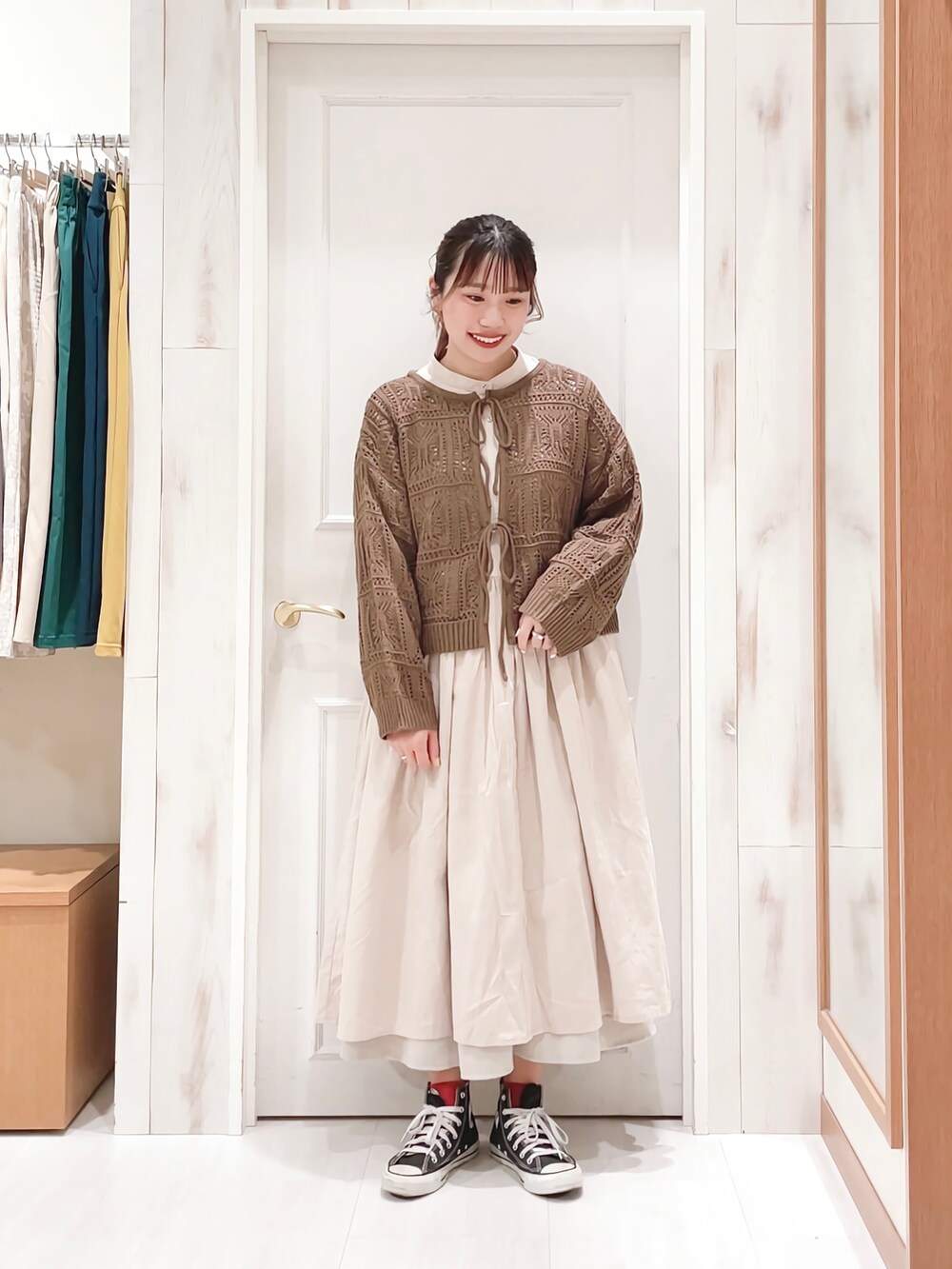 「カーディガン、透かし編みニット、前後2way、ワンピース、シャツワンピ、レイヤードスタイル、タックスカート、ロングスカート、ブラウン、ベージュ、淡色コーデ、カジュアル、ナチュラル、サマンサ モスモス(Samansa Mos2)、SM2」｜「Samansa Mos2のギャザーシャツワンピース（ワンピース、ベージュ系）」を使った、ハタケヤマさん（レディース・163cm）の冬コーディネートの3枚目の写真