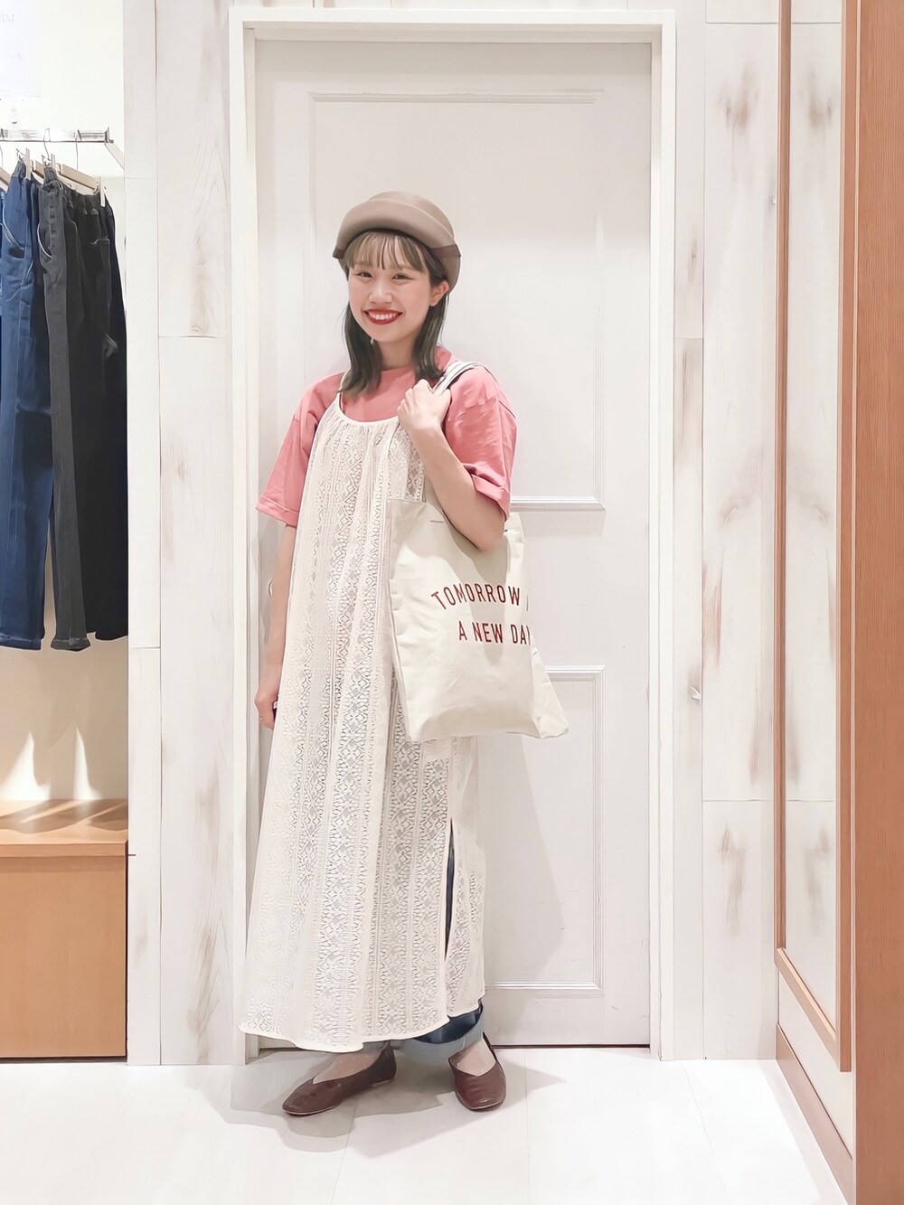 ピンク系のTシャツ/カットソー、ホワイト系のワンピース、ブルー系のその他パンツを着用したレディースの夏コーディネートの3枚目の写真