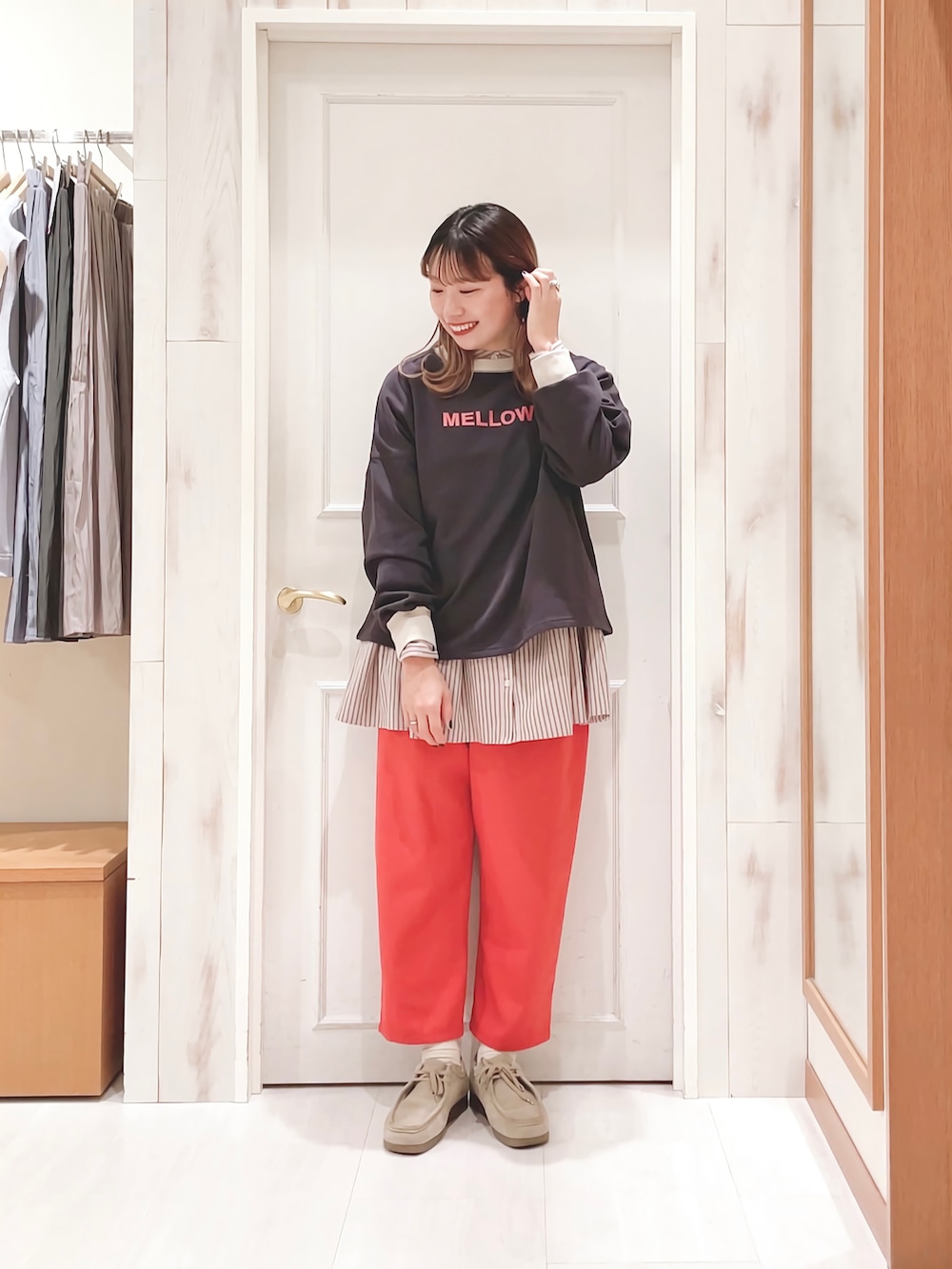 「ロゴスウェット、スウェット、レイヤードスタイル、シャツレイヤード、チュニック、カラーパンツ、カラーコーデ、レッド、ギャザーパンツ、モカシン、カジュアル、ナチュラル、春コーデ、サマンサ モスモス(Samansa Mos2)、SM2」｜「Samansa Mos2の裏毛配色リブスウェット（ニット/セーター、グレー系）」を使った、ハタケヤマさん（レディース・163cm）の冬コーディネートの3枚目の写真