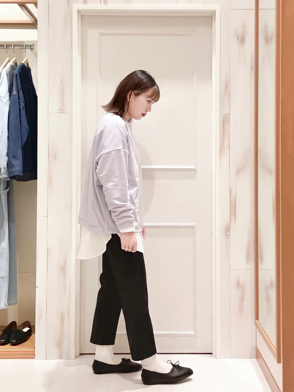 「カラーパンツ、センタープレス、テーパードパンツ、パンツスタイル、レイヤードスタイル、スウェット、スウェット×シャツ、シャツレイヤード、春コーデ、ラベンダー、プチプラ、おしゃれさんと繋がりたい、Samansa Mos2 blue、いつどこウェア、いつでもどこでもマルチウェア」｜「Samansa Mos2 blueの裏毛ロゴスウェット（スウェット、ブルー系）」を使った、ハタケヤマさん（レディース・163cm）の春コーディネートの3枚目の写真