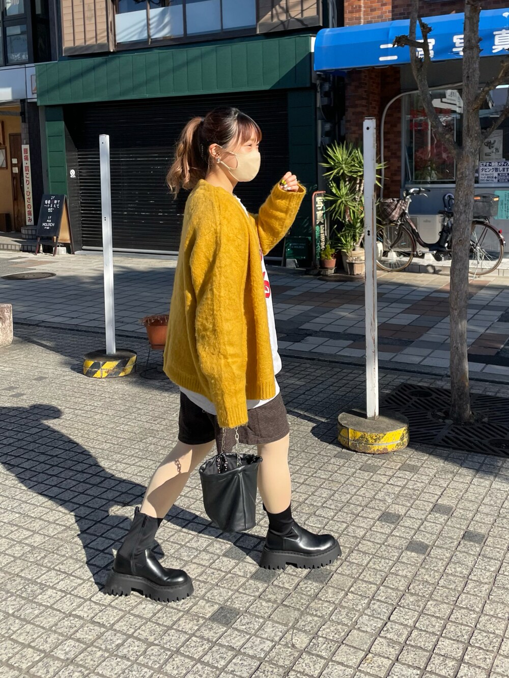 「カーディガン、カラーカーディガン、スウェット、ロゴスウェット、ハーフパンツ、ショートパンツ、厚底シューズ、ブーツ、カラーコーデ、イエロー、カジュアル、古着MIX、サマンサ モスモス(Samansa Mos2)、SM2、休日コーデ🍊」｜「Samansa Mos2のウール混ハーフパンツ（その他パンツ、ブラウン系）」を使った、ハタケヤマさん（レディース・163cm）の冬コーディネートの4枚目の写真