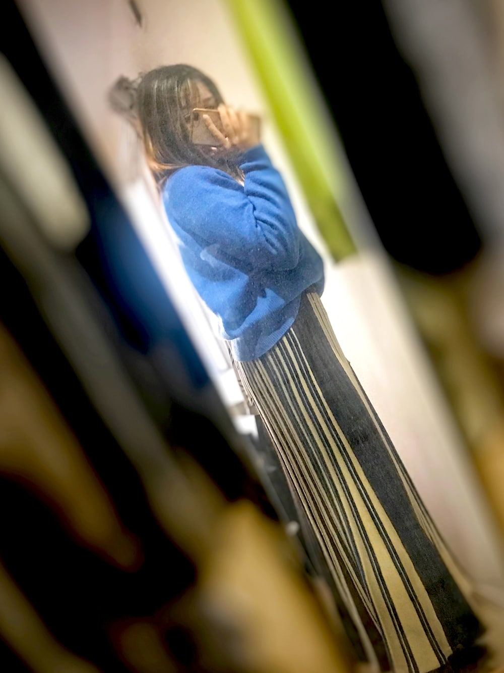 ブルー系のニット/セーター、ベージュ系のスカートを着用したレディースの冬コーディネートの2枚目の写真