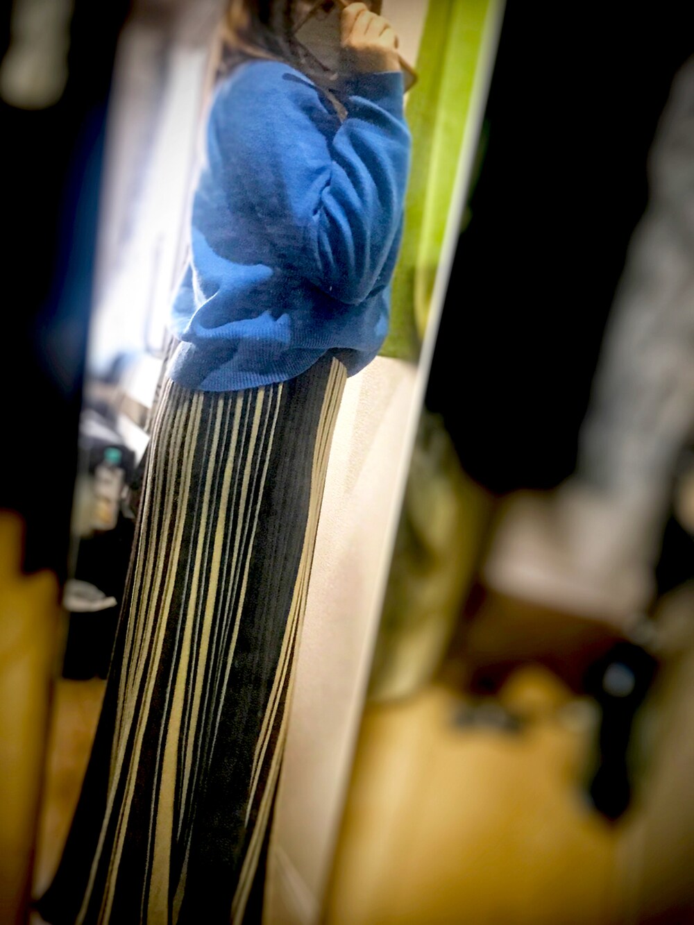 ブルー系のニット/セーター、ベージュ系のスカートを着用したレディースの冬コーディネートの3枚目の写真