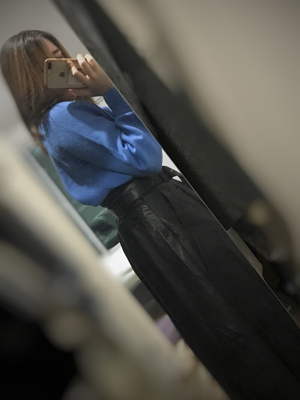 ブラック系のスカート、ブルー系のニット/セーター、ホワイト系のカーディガン/ボレロを着用したレディースの秋コーディネートの3枚目の写真