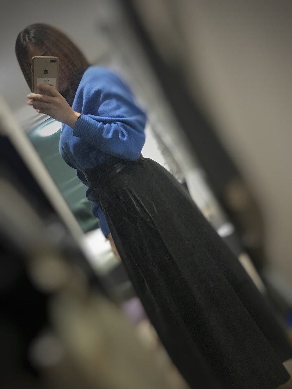 ブラック系のスカート、ブルー系のニット/セーター、ホワイト系のカーディガン/ボレロを着用したレディースの秋コーディネートの4枚目の写真