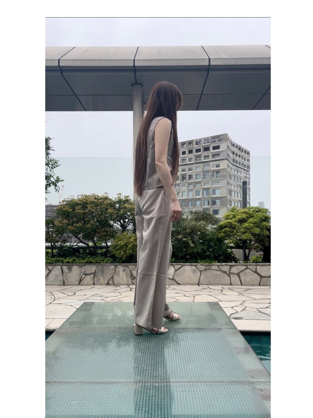 ベージュ系のその他パンツ、ベージュ系のその他トップスを着用したレディースの春コーディネートの3枚目の写真