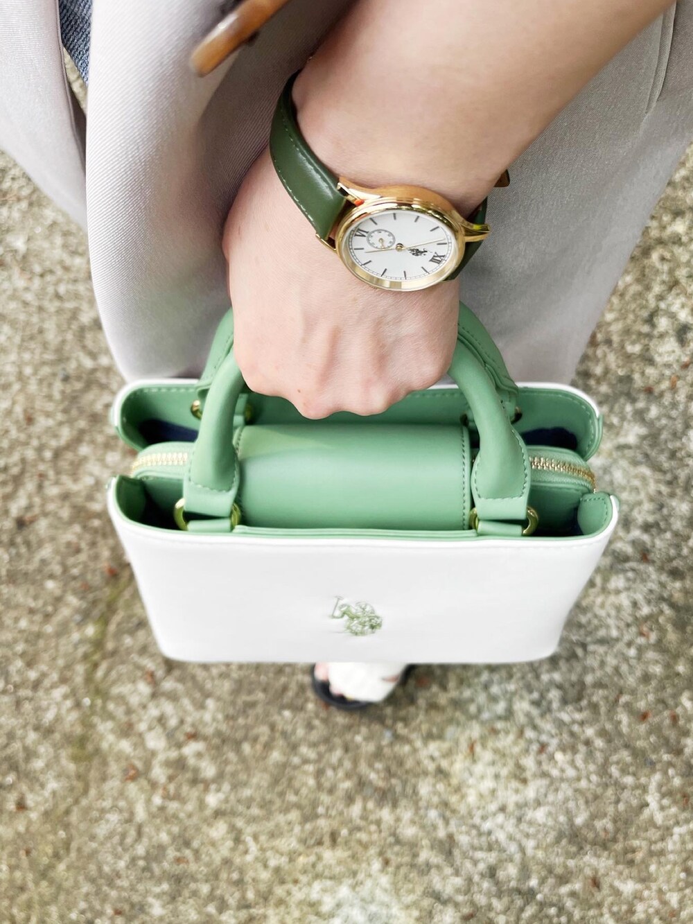 ホワイト系のバッグを着用したレディースの夏コーディネートの2枚目の写真