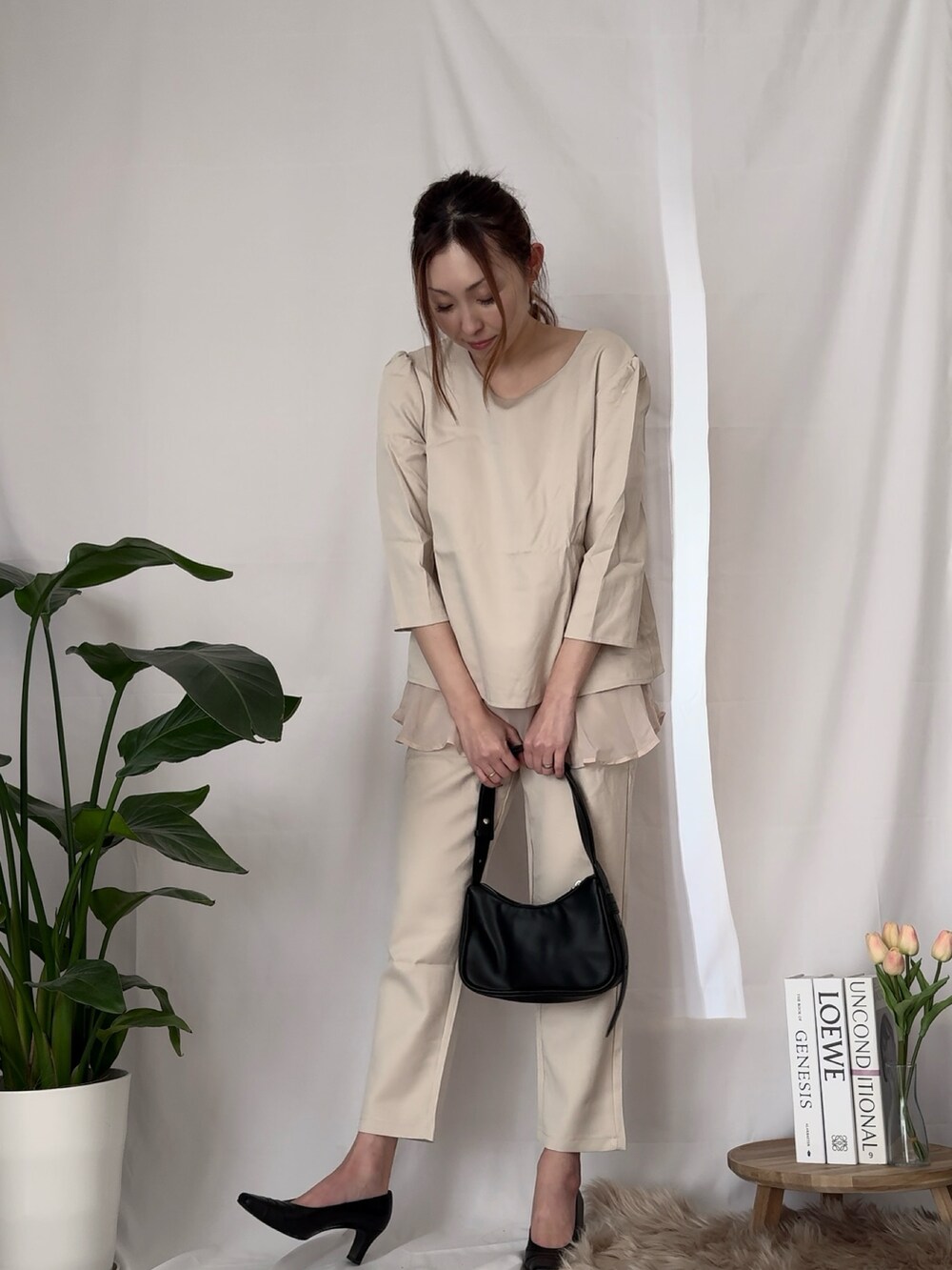 ベージュ系のその他パンツ、ベージュ系のシャツ/ブラウスを着用したレディースの冬コーディネートの4枚目の写真