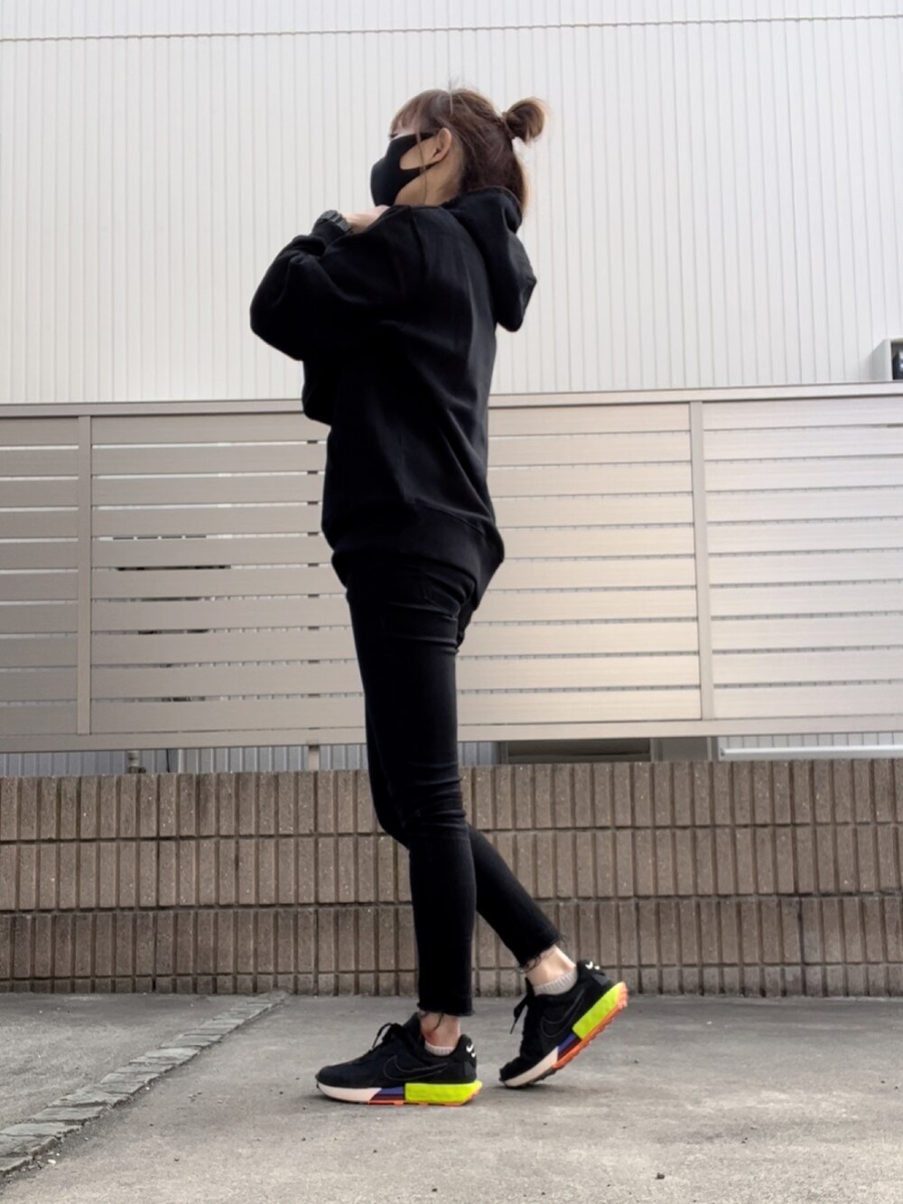 ブラック系のその他パンツ、ブラック系のスニーカー、ブラック系のパーカーを着用したレディースの冬コーディネートの4枚目の写真