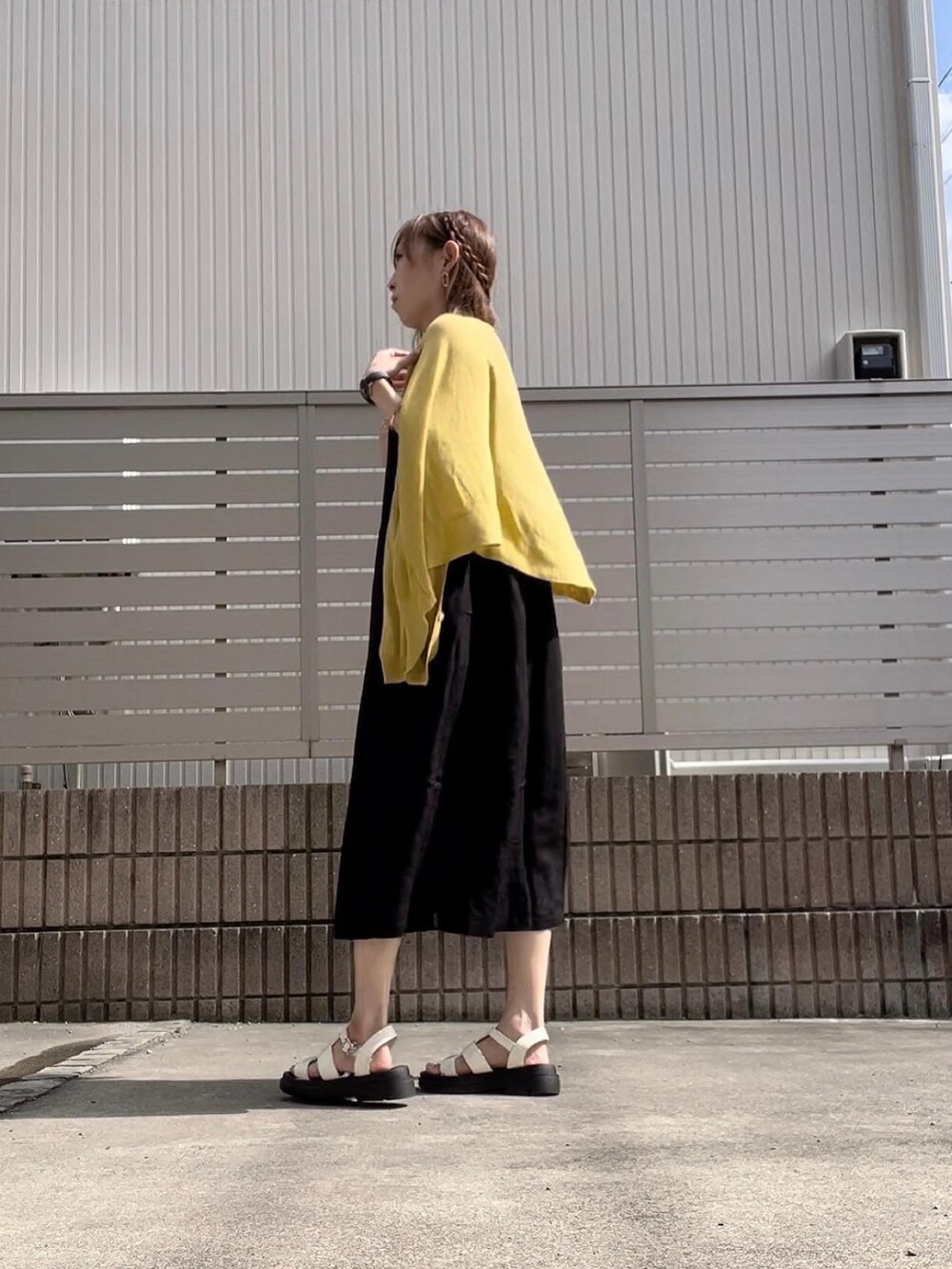 ブラック系のワンピース、ホワイト系のサンダルを着用したレディースの夏コーディネートの4枚目の写真