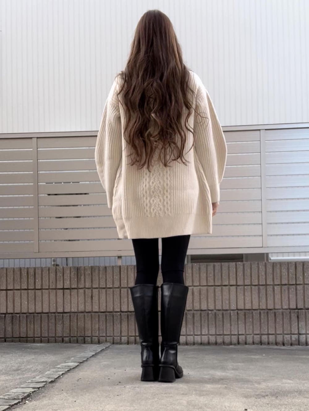 ホワイト系のワンピース/ドレス、ブラック系のブーツを着用したレディースの冬コーディネートの3枚目の写真