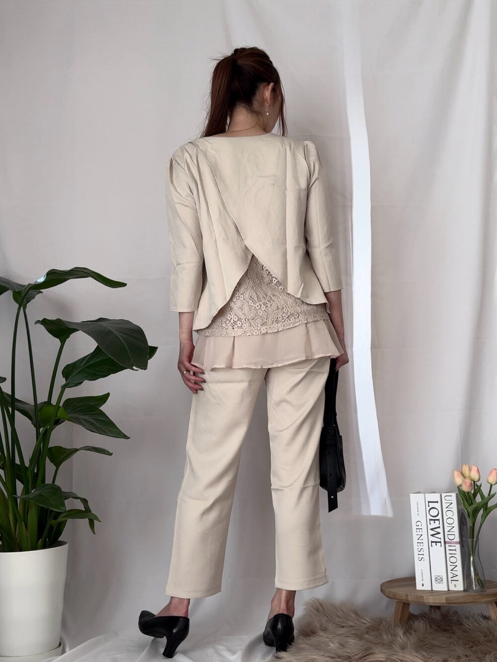 ベージュ系のその他パンツ、ベージュ系のシャツ/ブラウスを着用したレディースの冬コーディネートの5枚目の写真