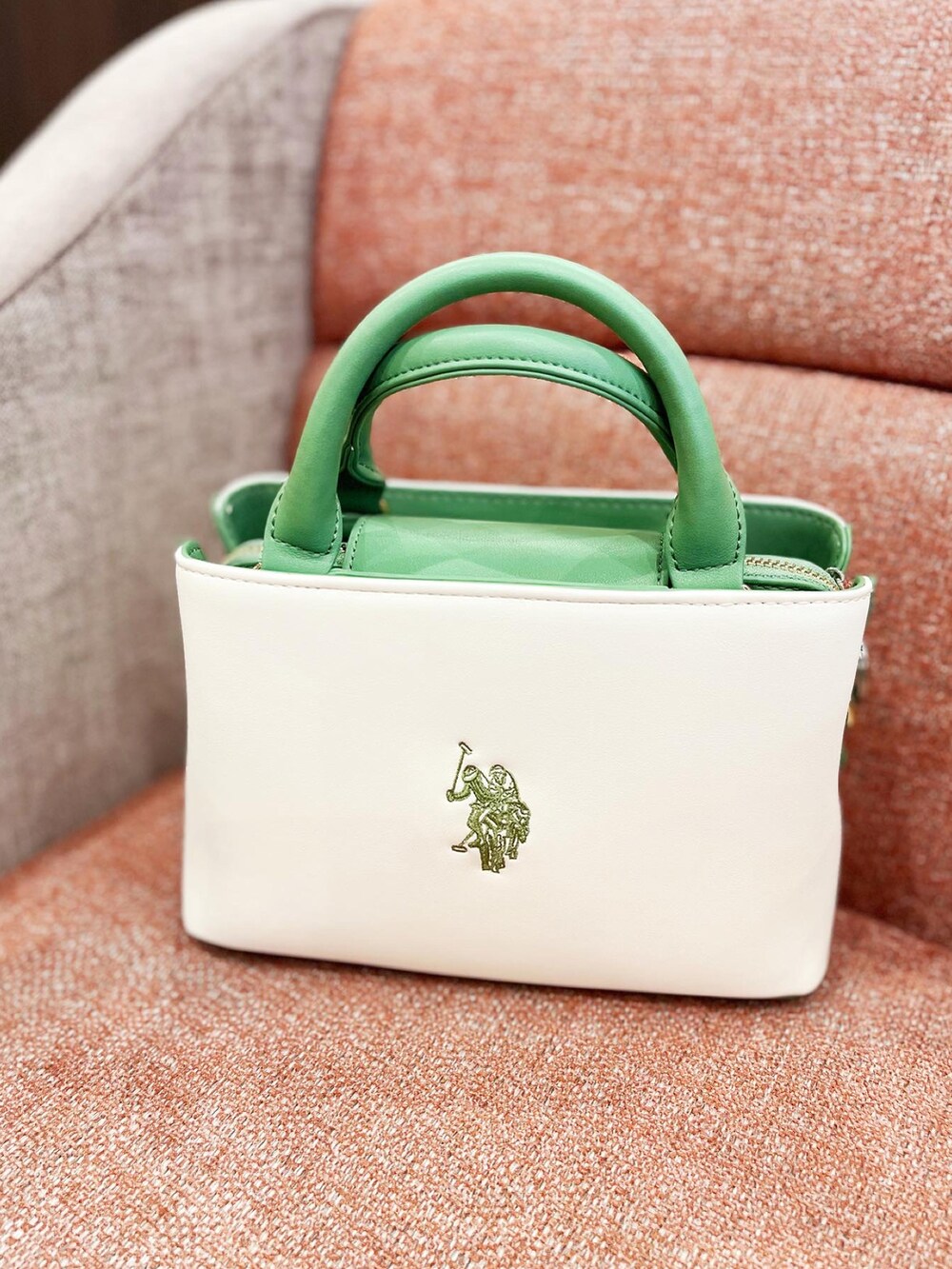 ホワイト系のバッグを着用したレディースの夏コーディネートの3枚目の写真