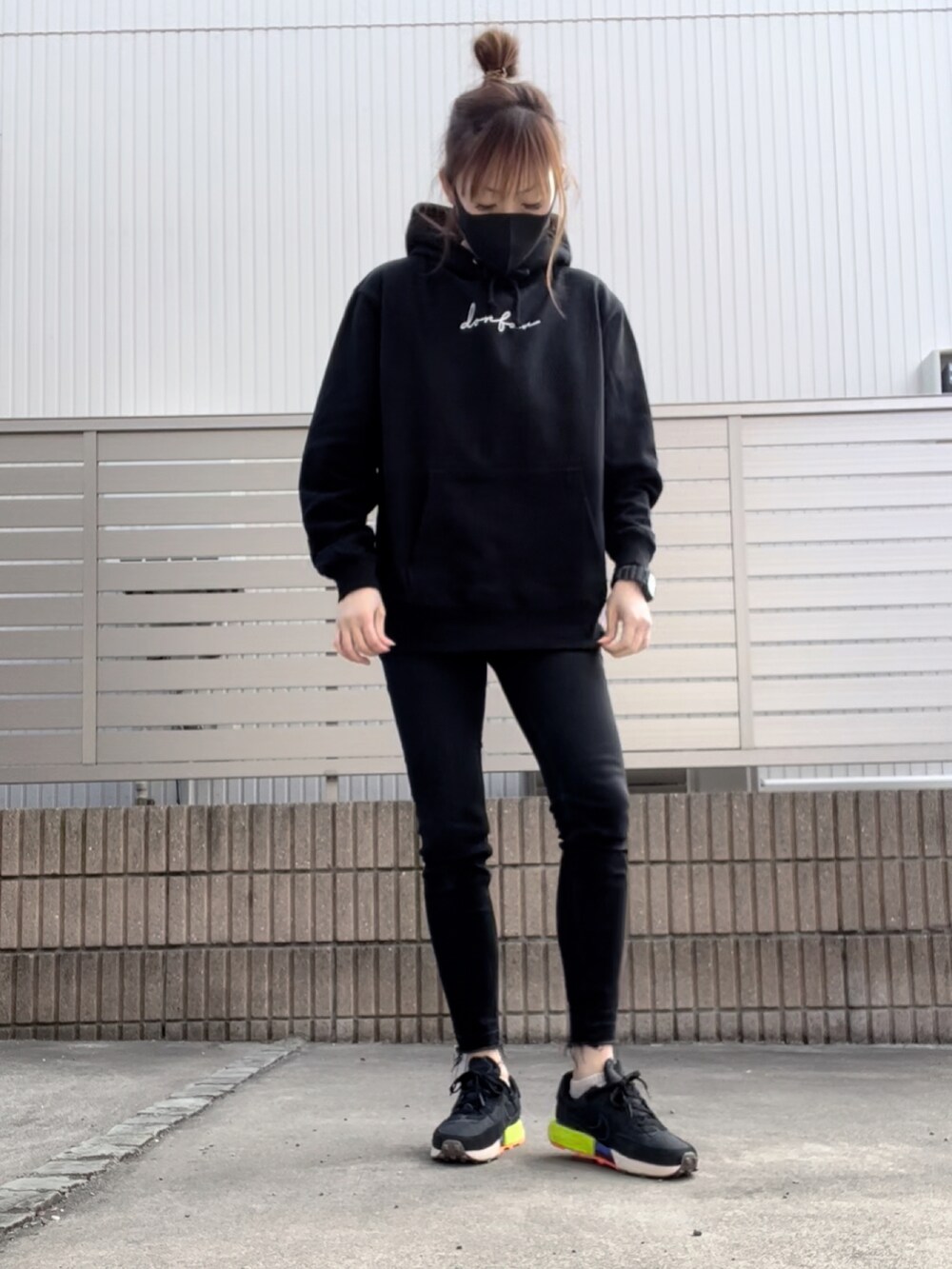 ブラック系のその他パンツ、ブラック系のスニーカー、ブラック系のパーカーを着用したレディースの冬コーディネートの2枚目の写真