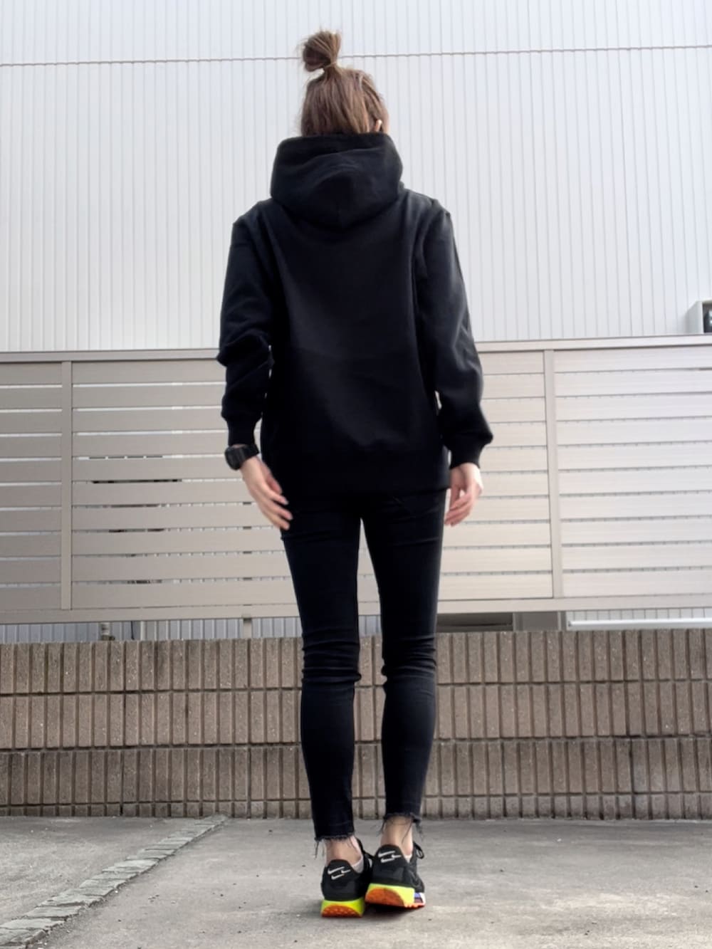 ブラック系のその他パンツ、ブラック系のスニーカー、ブラック系のパーカーを着用したレディースの冬コーディネートの3枚目の写真