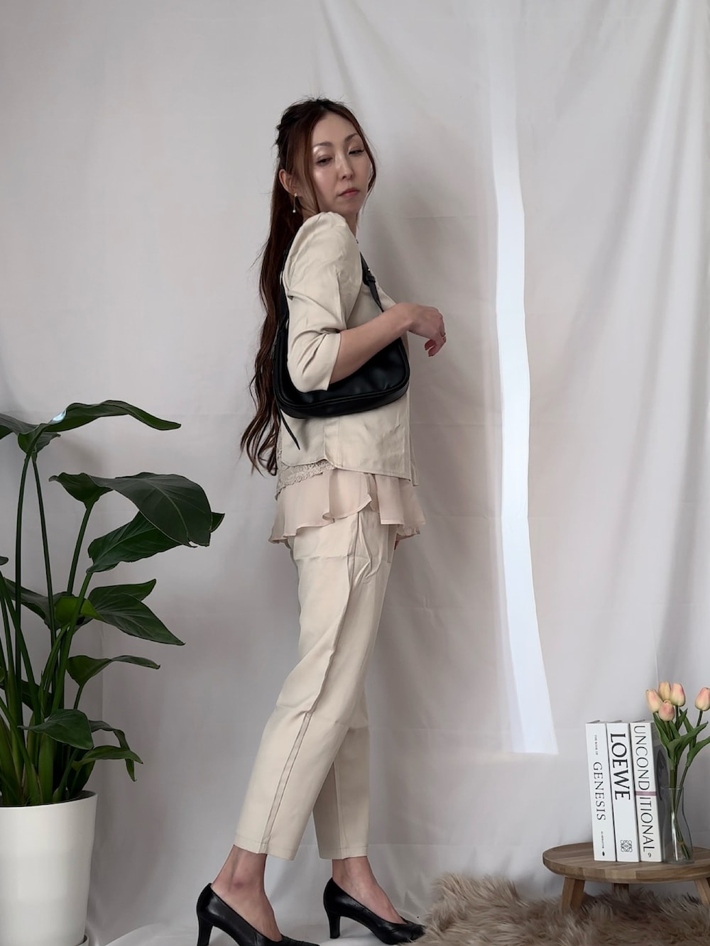 ベージュ系のその他パンツ、ベージュ系のシャツ/ブラウスを着用したレディースの冬コーディネートの3枚目の写真
