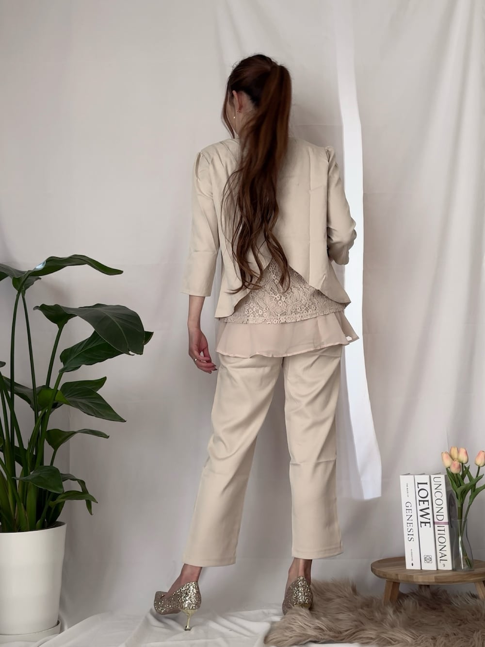 ベージュ系のその他パンツ、ベージュ系のシャツ/ブラウスを着用したレディースの冬コーディネートの2枚目の写真
