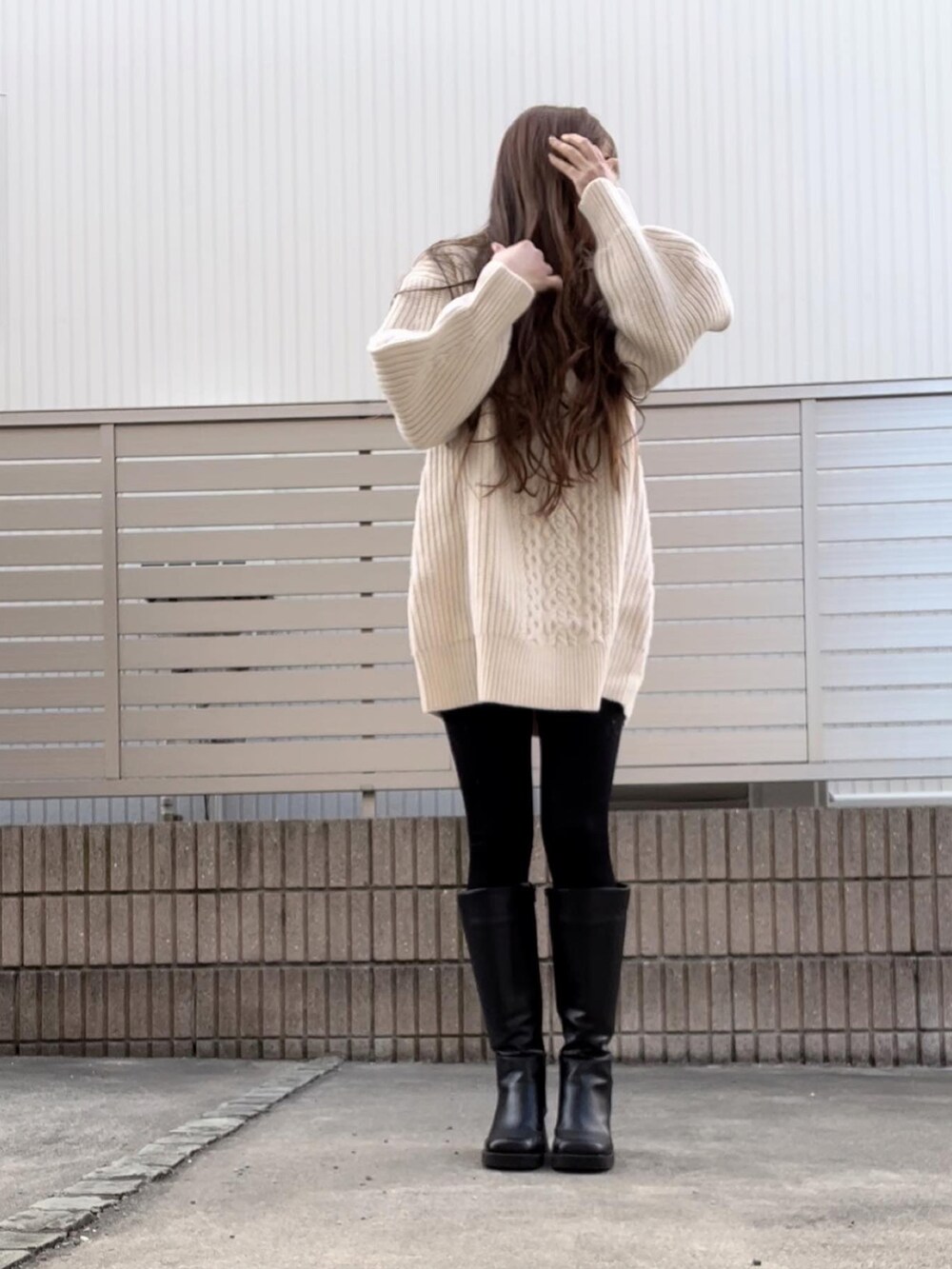 ホワイト系のワンピース/ドレス、ブラック系のブーツを着用したレディースの冬コーディネートの2枚目の写真