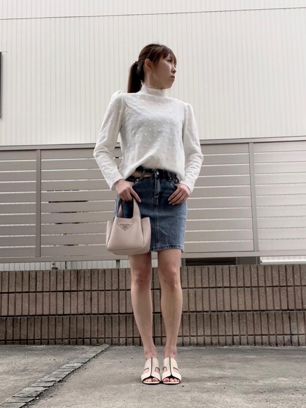 ブルー系のデニムスカート、ホワイト系のシャツ/ブラウスを着用したレディースの春コーディネートの4枚目の写真