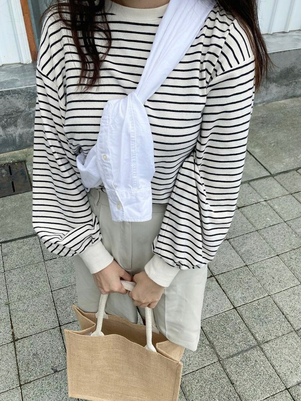 ベージュ系のかごバッグ、ホワイト系のその他トップス、ブラック系のローファーを着用したレディースの秋コーディネートの2枚目の写真