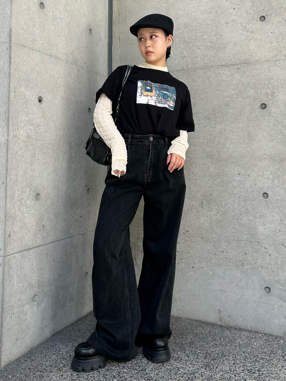 ブラック系のデニムパンツ、ブラック系のローファー、ブラック系のTシャツ/カットソーを着用したレディースの夏コーディネートの2枚目の写真