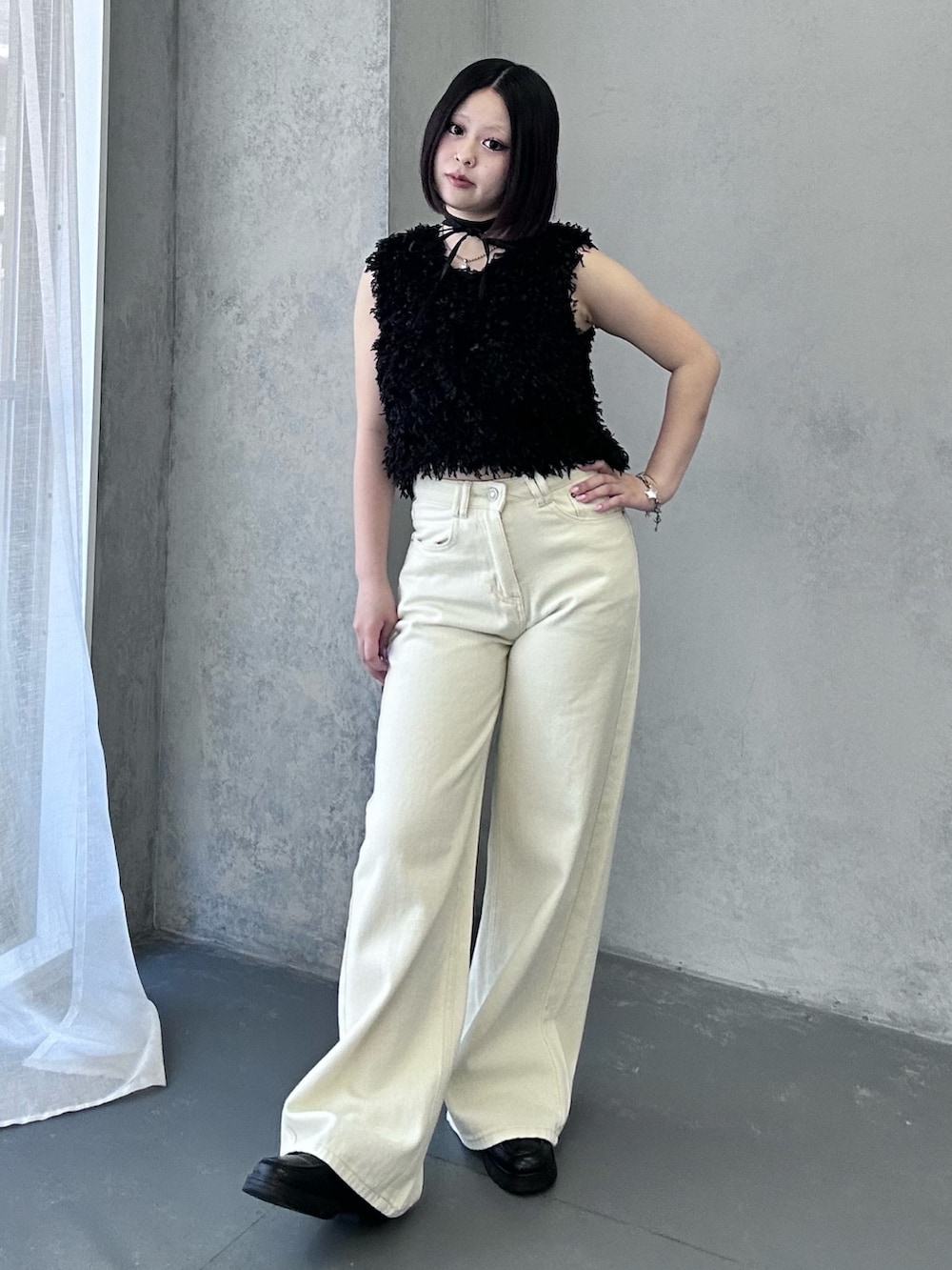 「大人カジュアル、最近のいい感じコーデ、リボン、春、大人女子、低身長女子、ベスト」｜「CLEIOの【CLEIO】ヴィンテージライクワイドデニムパンツ（デニムパンツ、ホワイト系）」を使った、れなぴさん（骨格ストレート・レディース・150cm）の春コーディネートの2枚目の写真