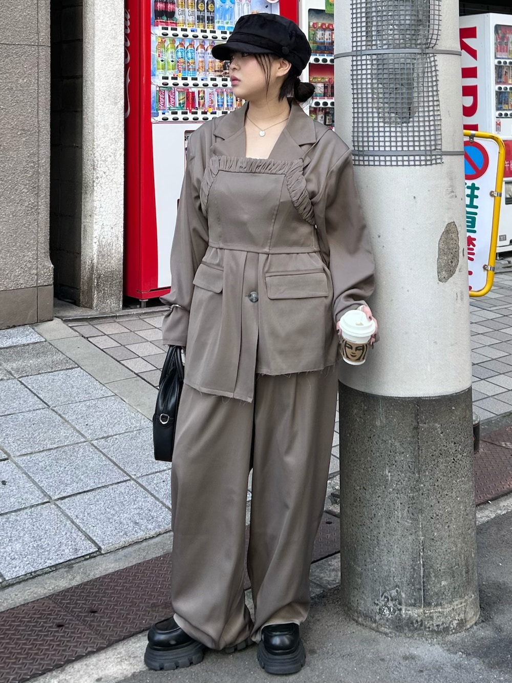 ブラック系のローファー、ベージュ系のテーラードジャケット、ベージュ系のセットアップを着用したレディースの春コーディネートの3枚目の写真