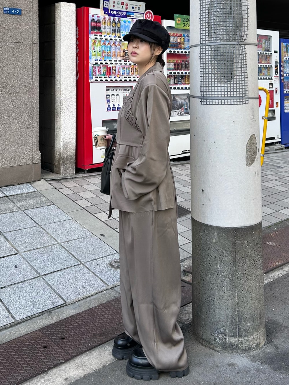 ブラック系のローファー、ベージュ系のテーラードジャケット、ベージュ系のセットアップを着用したレディースの春コーディネートの2枚目の写真