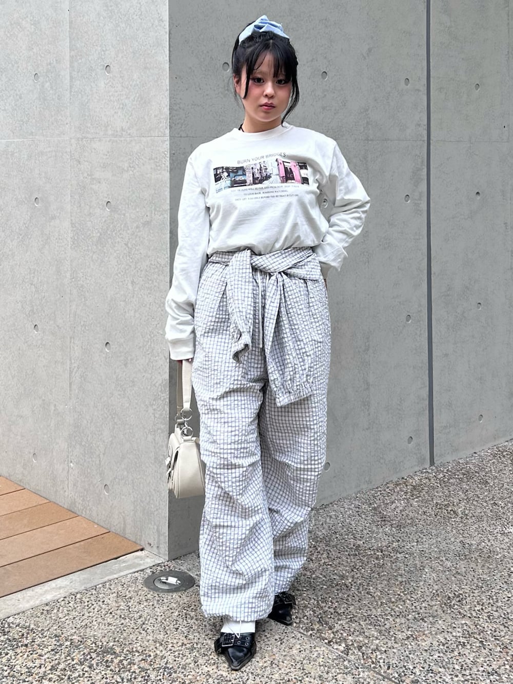ホワイト系のTシャツ/カットソー、ホワイト系のその他パンツ、ブルー系のシュシュを着用したレディースの春コーディネートの2枚目の写真