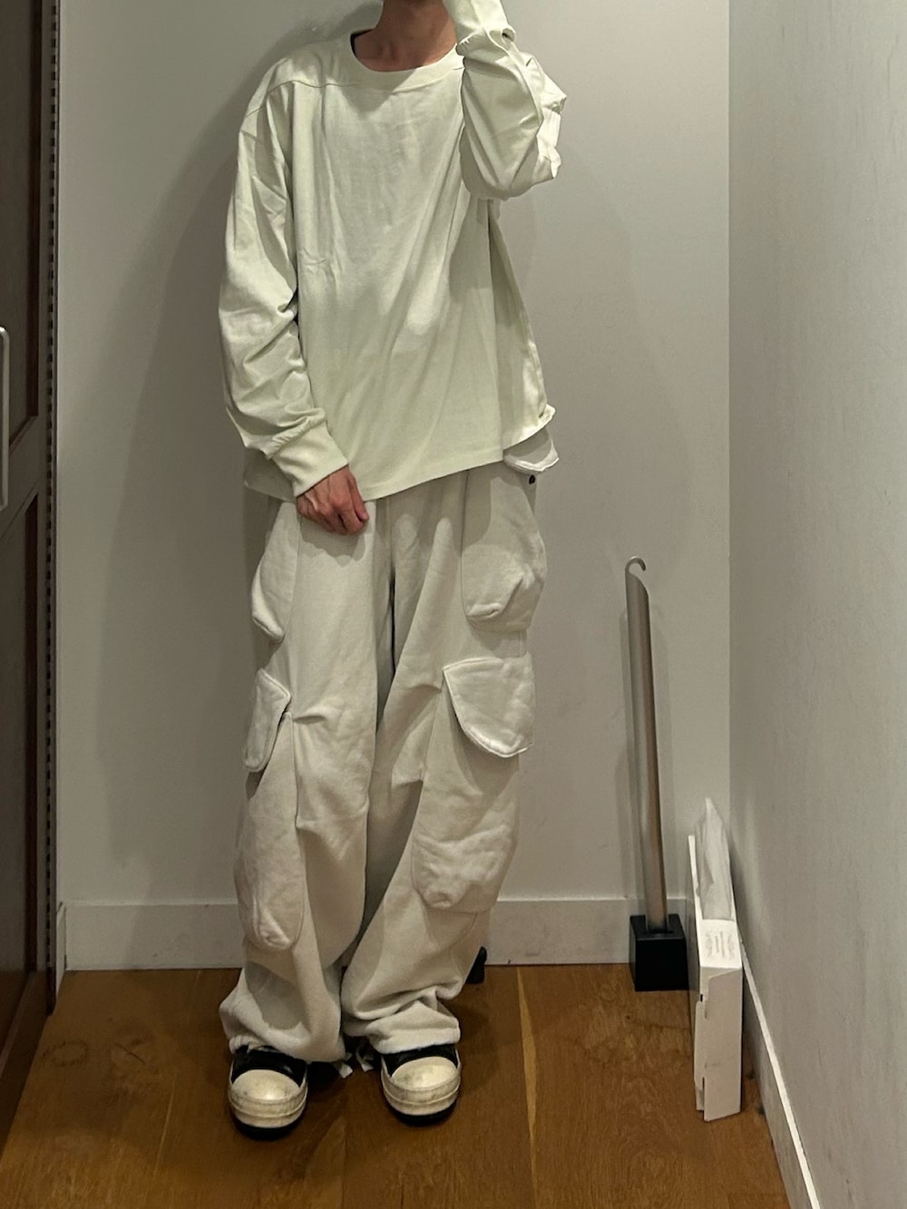 ホワイト系のカーゴパンツ、ホワイト系のTシャツ/カットソーを着用したメンズの夏コーディネートの2枚目の写真