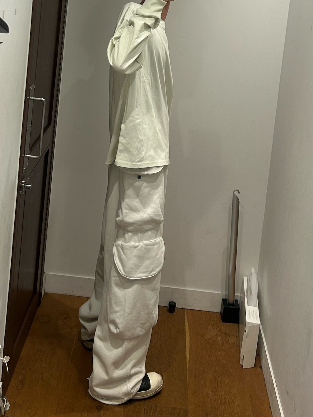 ホワイト系のカーゴパンツ、ホワイト系のTシャツ/カットソーを着用したメンズの夏コーディネートの3枚目の写真