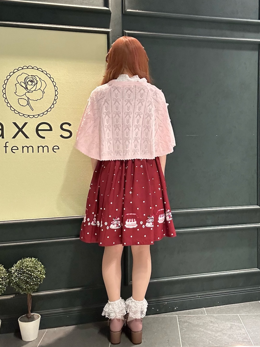 「axes femme、コラボ、マイメロディ、サンリオコラボ、ガーリー、ガーリーコーデ、ピンク、ピンクコーデ」｜「axes femmeのマイメロディ／ニットケープ（カーディガン/ボレロ、ピンク系）」を使った、まみ 🎀さん（骨格ナチュラル・レディース・167cm）の春コーディネートの3枚目の写真