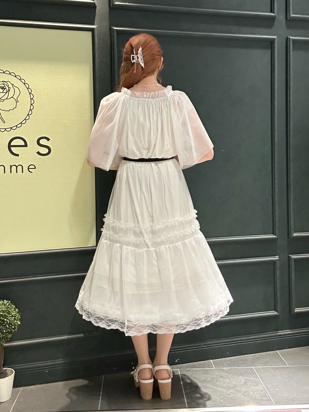 「axes femme、おでかけコーデ、大人ガーリー、ゆるシルエット、ホワイト、ホワイトコーデ」|「axes femmeのグラデーションアート柄長傘(長傘、ブルー系)」を使った、まみ 🎀さん(骨格ナチュラル・レディース・167cm)の春コーディネートの3枚目の写真