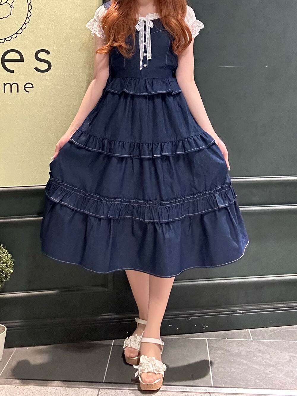 「サンダル、axes femme、初夏コーデ、着回しコーデ、オトナカワイイ、大人カジュアルコーデ」|「axes femmeのフリルデザインジャンスカ(ジャンパースカート、ブルー系)」を使った、まみ 🎀さん(骨格ナチュラル・レディース・167cm)の春コーディネートの5枚目の写真