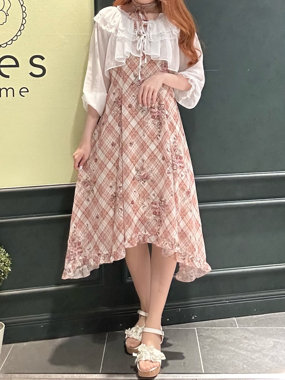 「axes femme、ラフコーデ、おしゃれさんと繋がりたい、カーディガンコーデ、キャミワンピ、サンダル、夏、夏コーデ」｜「axes femmeのロージーチェックキャミワンピース（ワンピース、オレンジ系）」を使った、まみ 🎀さん（骨格ナチュラル・レディース・167cm）の春コーディネートの5枚目の写真