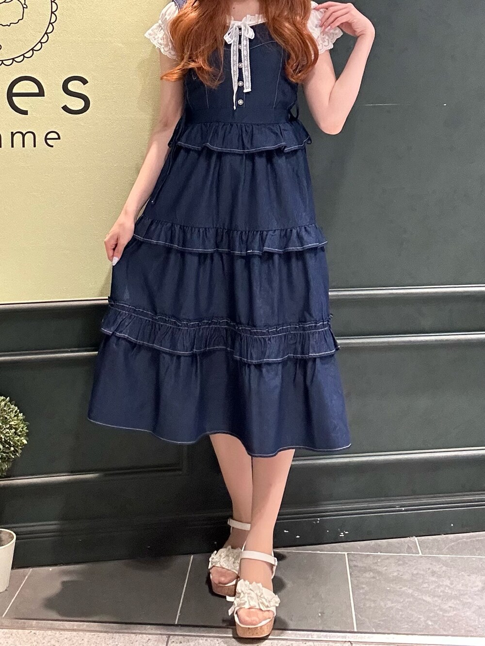 「サンダル、axes femme、初夏コーデ、着回しコーデ、オトナカワイイ、大人カジュアルコーデ」|「axes femmeのフリルデザインジャンスカ(ジャンパースカート、ブルー系)」を使った、まみ 🎀さん(骨格ナチュラル・レディース・167cm)の春コーディネートの6枚目の写真