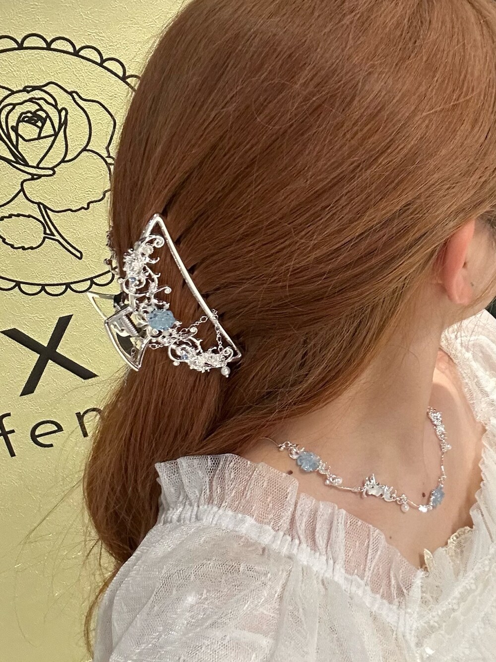 「axes femme、おでかけコーデ、大人ガーリー、ゆるシルエット、ホワイト、ホワイトコーデ」|「axes femmeのグラデーションアート柄長傘(長傘、ブルー系)」を使った、まみ 🎀さん(骨格ナチュラル・レディース・167cm)の春コーディネートの10枚目の写真