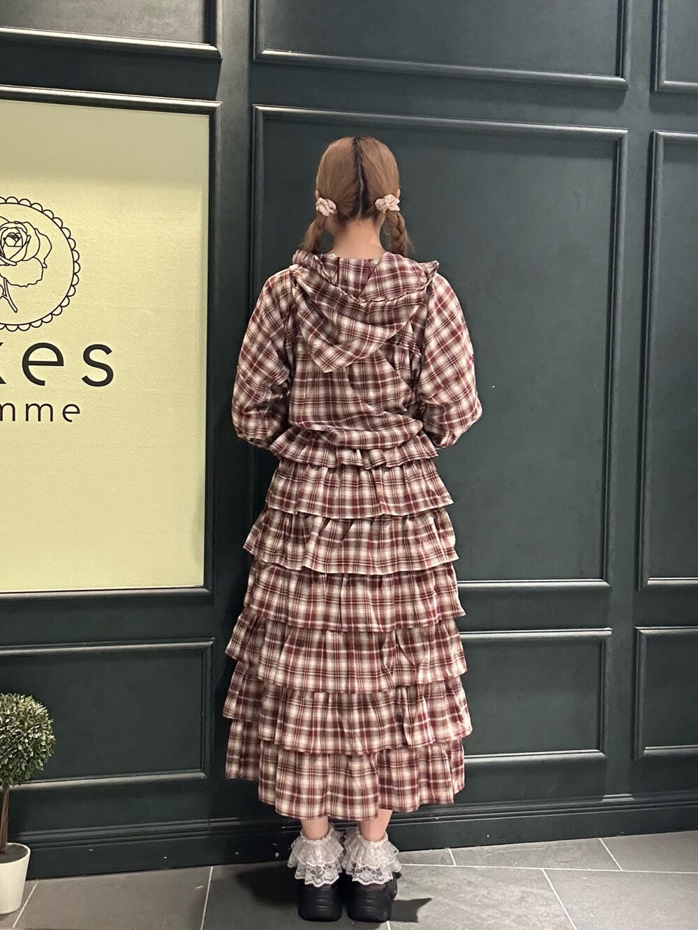 レッド系のスカート、レッド系のシャツ/ブラウス、ホワイト系のタンクトップを着用したレディースの秋コーディネートの3枚目の写真