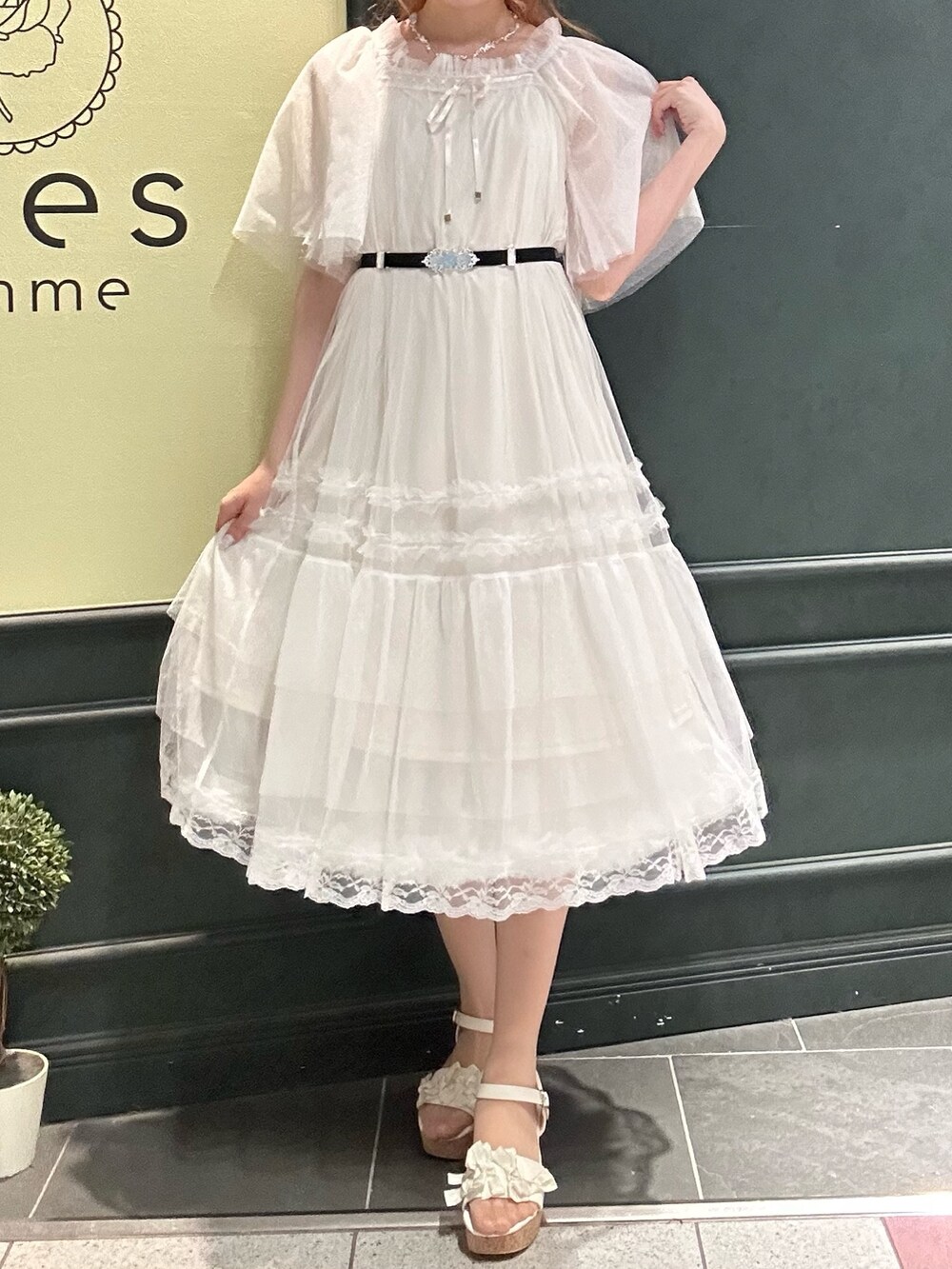 「axes femme、おでかけコーデ、大人ガーリー、ゆるシルエット、ホワイト、ホワイトコーデ」|「axes femmeのグラデーションアート柄長傘(長傘、ブルー系)」を使った、まみ 🎀さん(骨格ナチュラル・レディース・167cm)の春コーディネートの7枚目の写真