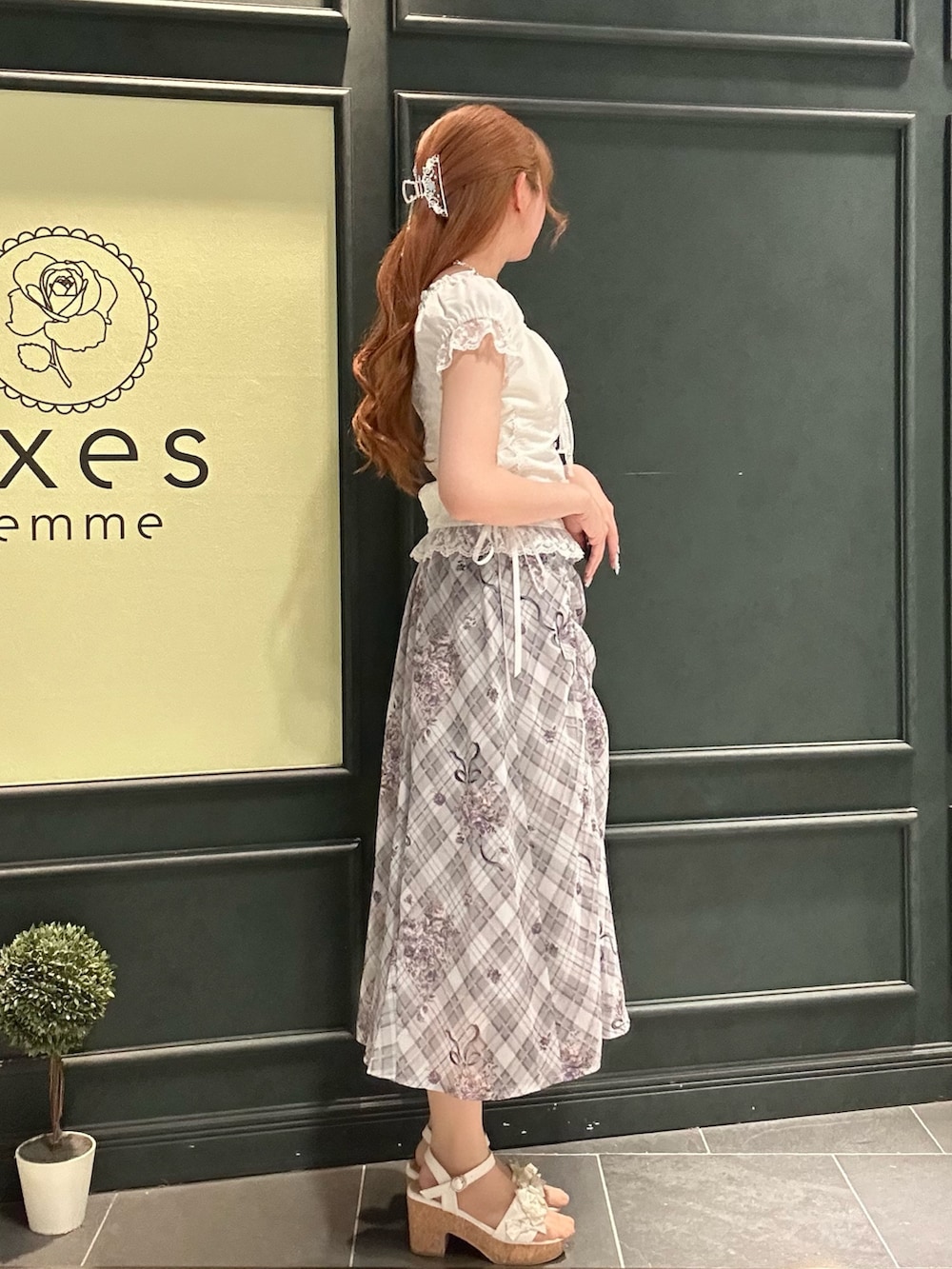 「ショルダーバッグ、サンダル、axes femme、着回しコーデ、カジュアルスタイル、初夏コーデ、夏コーデ」|「axes femmeのロージーチェックドロストスカート(スカート、グレー系)」を使った、まみ 🎀さん(骨格ナチュラル・レディース・167cm)の春コーディネートの2枚目の写真