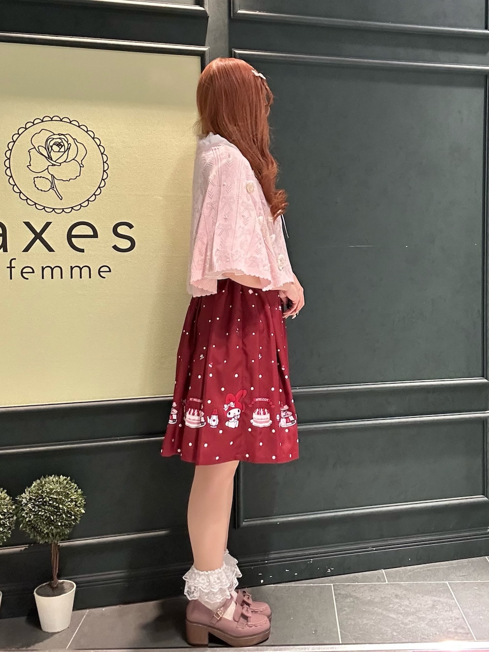 「axes femme、コラボ、マイメロディ、サンリオコラボ、ガーリー、ガーリーコーデ、ピンク、ピンクコーデ」｜「axes femmeのマイメロディ／ニットケープ（カーディガン/ボレロ、ピンク系）」を使った、まみ 🎀さん（骨格ナチュラル・レディース・167cm）の春コーディネートの2枚目の写真