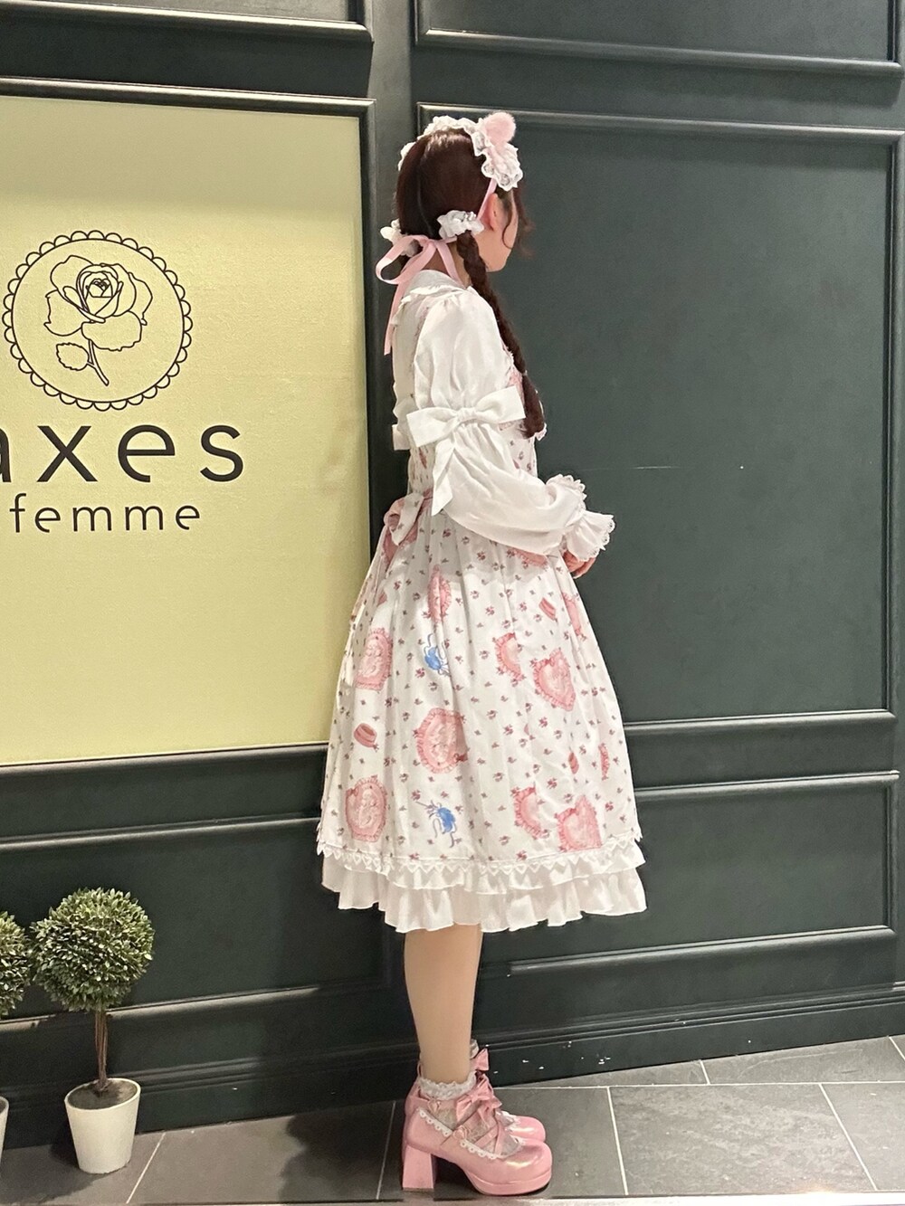 「Chalmiere」｜「Chalmiereのハッピードリームキティジャンパースカート（ジャンパースカート、ホワイト系）」を使った、まみ 🎀さん（骨格ナチュラル・レディース・167cm）の春コーディネートの2枚目の写真