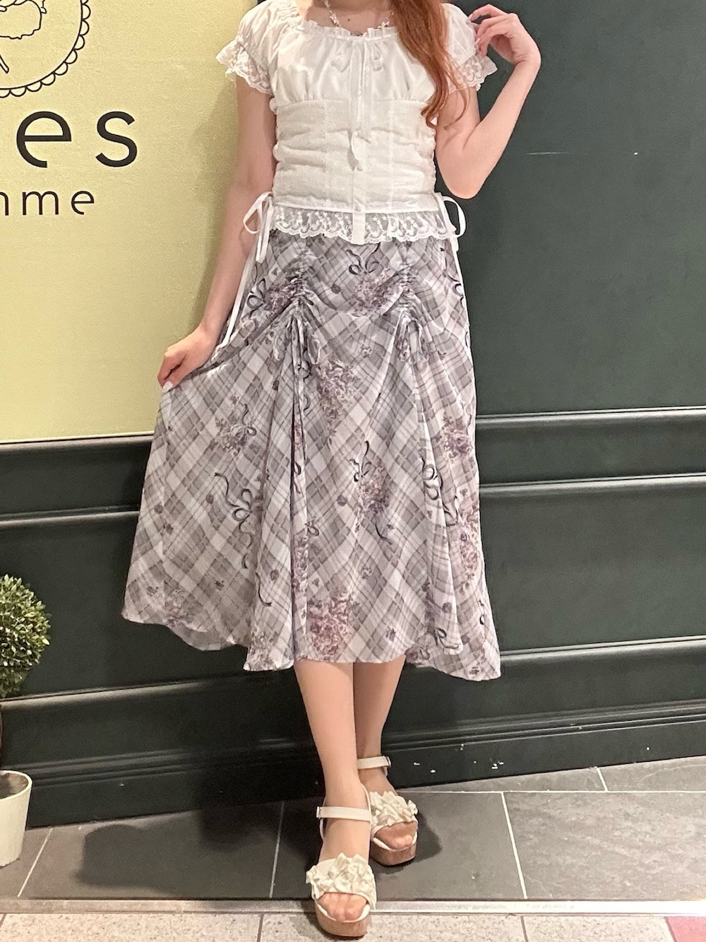 「ショルダーバッグ、サンダル、axes femme、着回しコーデ、カジュアルスタイル、初夏コーデ、夏コーデ」|「axes femmeのロージーチェックドロストスカート(スカート、グレー系)」を使った、まみ 🎀さん(骨格ナチュラル・レディース・167cm)の春コーディネートの6枚目の写真