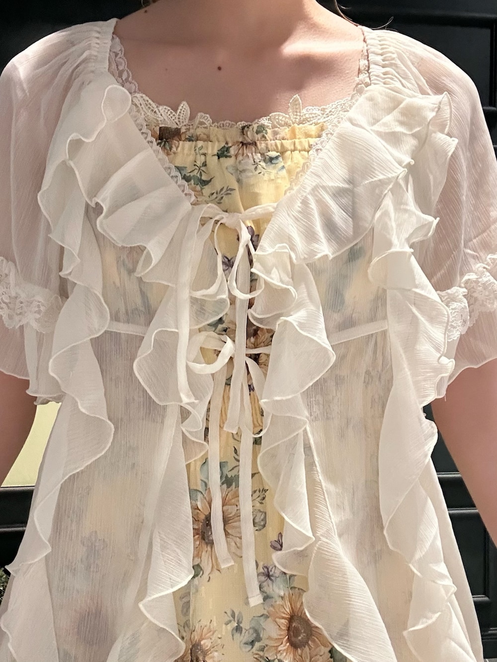 「axes femme、夏コーデ、ゆるコーデ、大人かわいい、夏服、高身長女子、ひまわり、ひまわり畑、シアー、麦わら帽子、カゴバック」|「axes femmeのラッフルフリルガウン(カーディガン/ボレロ、ホワイト系)」を使った、まみ 🎀さん(骨格ナチュラル・レディース・167cm)の夏コーディネートの7枚目の写真