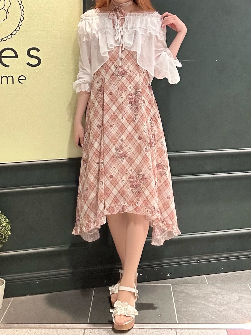 「axes femme、ラフコーデ、おしゃれさんと繋がりたい、カーディガンコーデ、キャミワンピ、サンダル、夏、夏コーデ」｜「axes femmeのロージーチェックキャミワンピース（ワンピース、オレンジ系）」を使った、まみ 🎀さん（骨格ナチュラル・レディース・167cm）の春コーディネートの4枚目の写真