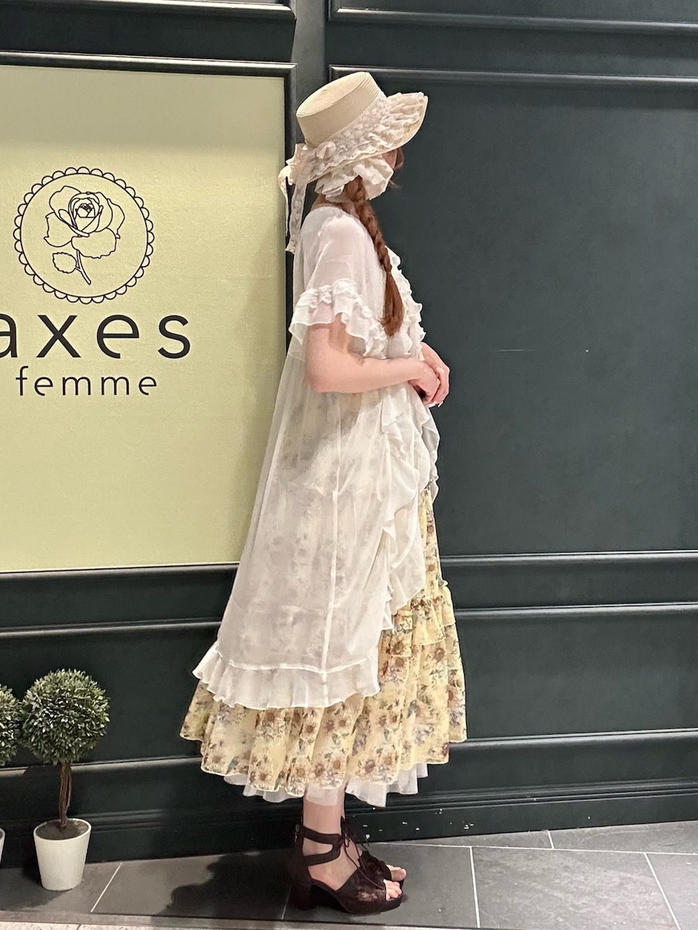 「axes femme、夏コーデ、ゆるコーデ、大人かわいい、夏服、高身長女子、ひまわり、ひまわり畑、シアー、麦わら帽子、カゴバック」|「axes femmeのラッフルフリルガウン(カーディガン/ボレロ、ホワイト系)」を使った、まみ 🎀さん(骨格ナチュラル・レディース・167cm)の夏コーディネートの2枚目の写真